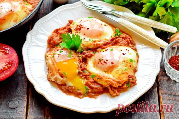 Яичница «Чирбули» по грузинскому рецепту – безумно вкусно (можно делать хоть каждое утро, и вряд ли надоест) - БУДЕТ ВКУСНО! - медиаплатформа МирТесен Казалось бы, чем может удивить обычная яичница на завтрак? Оказывается, может. Если это грузинская яичница. Получается необычно, ярко и сытно, а понадобятся самые простые продукты – яйца, помидоры, грецкие орехи, чеснок… Пусть вас не смущают орехи в рецепте яичницы – поверьте, грузины знают толк во
