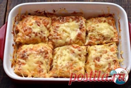 Конвертики из лаваша с фаршем в духовке.
Просто заворачиваем мясной фарш в тонкий лаваш, запекаем и получаем вкусное полноценное блюдо. Для усиления вкуса и сочности в фарш добавляем овощи и томат. Кроме фарша, в лаваш можно положить немного сыра, так начинка получится еще сочнее и мягче.
Ингредиенты:
Лаваш тонкий – 2 шт.
Фарш свино-говяжий – 300 г.
Перец сладкий – 1 шт.
Лук – 1 шт.
Помидоры – 2-3 шт.
Сыр – 100 г.
Сметана – 2 ст.л.
Масло растительное – для жарки
Соль, перец, специи – по вкусу