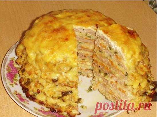 Капустный тортик!
Капуста-300 гр.(мелко нарезать,проварить в воде,воду слить,капусту остудить).
Зел. лук.
яйца-2 шт.
Мука-3 стол.ложки.
Соль,перец.
Из этого всего замесить тесто,испечь блинчики(у меня получилось 7 шт.).
Фарш(сырой)-300 гр.+соль,перец,чеснок.
Морковь с лучком обжарить.
Каждый капустный блинчик смазываем фаршем,затем морковь с луком,немного тёртого сыра,опять блинчик.Сверху смазываем майонезом,посыпаем сыром и запекаем. Примерно 30 минут при 200 . Приятного аппетита!