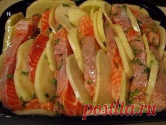 Лосось, запеченный с картофелем