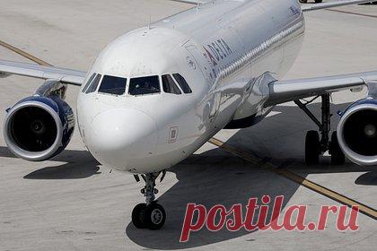 Самолет с десятками пассажиров на борту укатился со взлетной полосы во время посадки