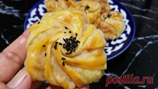 Ну какая вкуснятина из доступных продуктов ! Самса с тыквой / Как лепить самсу / Тесто для самсы Здравствуйте дорогие друзья ! Сегодня хочу поделится рецептом  самсы с тыквой .  Лепка этой самсы очень красивая оригинальная . Такой красотой вы точно удиви...
