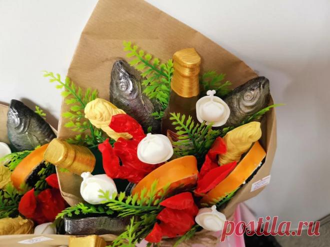 Вобла, раки, пельмени и колбаса: увидела на ярмарке букеты из мыла, которые так и подмывает съесть
Пирожные, мороженое, пасхальные яйца, всевозможные букеты, в том числе и такие вот брутальные, мужские. И этим можно не только любоваться, но и использовать по прямому назначению — пойти с ними в баню или принять душ. Занятно и необычно, согласитесь? Эти необычные вещи делает мастерица из Вологды. Я очень долго рассматривала ее столик на ярмарке «Ворота […]
Читай дальше на сайте. Жми подробнее ➡