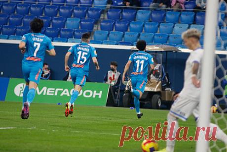 «Зенит» разгромил «Динамо» и упрочил лидерство в РПЛ. «Зенит» на своем поле разгромил «Динамо» в матче 13-го тура Российской премьер-лиги (РПЛ). Встреча прошла в пятницу, 29 октября, и завершилась со счетом 4:1 в пользу хозяев. В составе победителей голами отметились Клаудиньо, Вендел, Артем Дзюба, который забил рекордный 144-й мяч в чемпионате страны, и Ярослав Ракицкий.