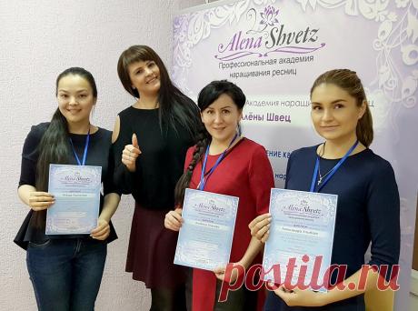 Что-то вчера мы были так завалены работой, что даже забыли опубликовать отчетный пост 😃

Подготовка к Новому Году идёт полным ходом! Нет, мы не наряжаем ёлку, не вешаем гирлянды и не стряпаем печенье! Мы... готовим наших выпускниц к праздничному сезону! Не секрет, что новогодние праздники - идеальное время не только для профессионалов, но и для начинающих мастеров - идеальная возможность набрать клиентскую базу на будущий год, набить руку, и конечно хорошо заработать!