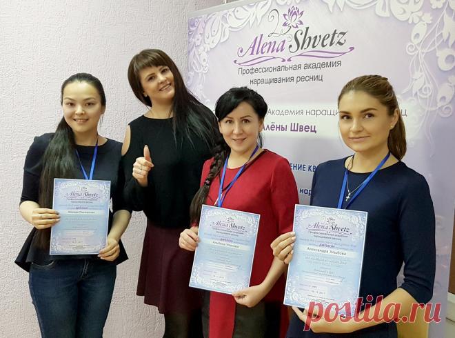 Что-то вчера мы были так завалены работой, что даже забыли опубликовать отчетный пост 😃

Подготовка к Новому Году идёт полным ходом! Нет, мы не наряжаем ёлку, не вешаем гирлянды и не стряпаем печенье! Мы... готовим наших выпускниц к праздничному сезону! Не секрет, что новогодние праздники - идеальное время не только для профессионалов, но и для начинающих мастеров - идеальная возможность набрать клиентскую базу на будущий год, набить руку, и конечно хорошо заработать!