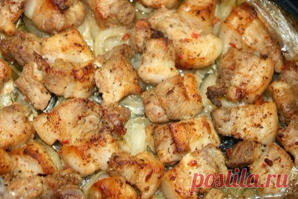 Шашлык в духовке на луковой подушке.