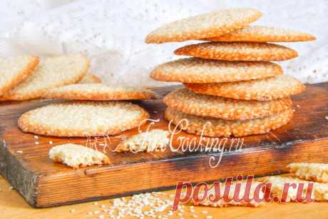 Кунжутное печенье С каким вкусным печеньем я к вам сегодня… ммм… невероятно кунжутным, хрустящим, тоненьким, рассыпчатым, ароматным, питательным и полезным! В нем очень много кунжута, в котором, в свою очередь, содержится огромное количество кальция.