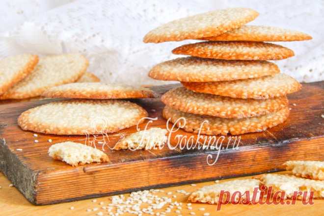 Кунжутное печенье С каким вкусным печеньем я к вам сегодня… ммм… невероятно кунжутным, хрустящим, тоненьким, рассыпчатым, ароматным, питательным и полезным! В нем очень много кунжута, в котором, в свою очередь, содержится огромное количество кальция.