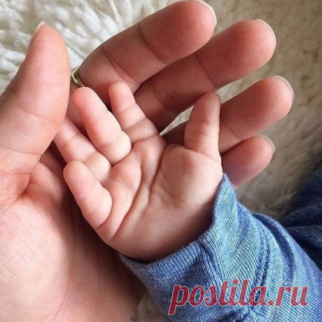 ПАЛЬЧИКОВЫЕ ИГРЫ ДЛЯ МАЛЫШЕЙ ОТ 6 МЕСЯЦЕВ ДО 2 ЛЕТ 🔸 Сорока-белобока Сорока-белобока кашку варила, деток кормила. (взрослый слегка щекочет ладошку ребенка) Этому дала, (загибает мизинчик ребенка) этому дала, (загибает безымянный пальчик) этому дала, (загибает средний пальчик) этому дала, (загибает указательный пальчик) а этому не дала: (шевелит большой пальчик) ты дров не носил, печку не топил, тебе каши не дадим! (слегка щекочет ребенка) 🔸 Пальчики Этот пальчик хочет спать. (взрослый…
