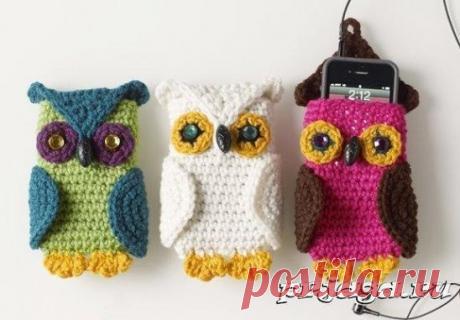 Чехол для телефона крючком «Сова» 
Чтобы связать чехол для телефона крючком подберите остатки пряжи самых ярких цветов. Камушки желтого, зеленого или чёрного цвета для глаз, а так же длинную пуговицу для клюва. 
Автор работы: Linda Cyr 
Размер: 11*15 см. 
Вам потребуется: пряжа разных цветов средней толщины, крючок 6 мм., 2 круглых камушки для глас, пуговица для клюва. 
Цвет А – основной цвет нити 
Цвета В – цвет головы и крыл 
и цвет С – контрастные цвета 
Плотность вязания: 14 п.*14 р. = 10*1