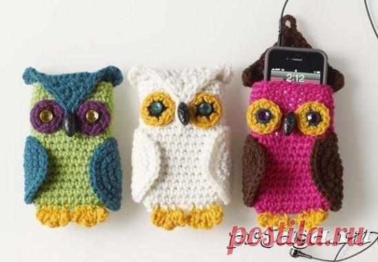 Чехол для телефона крючком «Сова» 
Чтобы связать чехол для телефона крючком подберите остатки пряжи самых ярких цветов. Камушки желтого, зеленого или чёрного цвета для глаз, а так же длинную пуговицу для клюва. 
Автор работы: Linda Cyr 
Размер: 11*15 см. 
Вам потребуется: пряжа разных цветов средней толщины, крючок 6 мм., 2 круглых камушки для глас, пуговица для клюва. 
Цвет А – основной цвет нити 
Цвета В – цвет головы и крыл 
и цвет С – контрастные цвета 
Плотность вязания: 14 п.*14 р. = 10*1