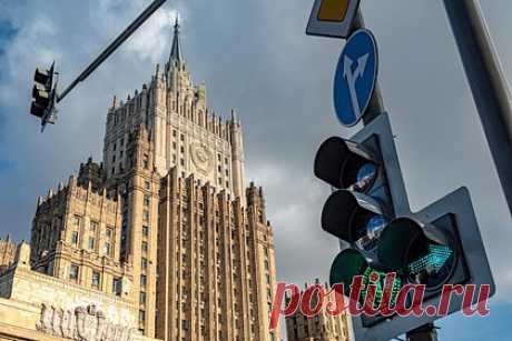 «Оккупанты или идиоты». Ректор из Узбекистана оскорбил русских сограждан. Это не понравилось властям России. Министерство иностранных дел России вызвало посла Узбекистана Бортижона Асадова из-за заявлений ректора Университета журналистики и массовых коммуникаций Республики Узбекистан Шерзода Кудратходжаева о жителях страны, не владеющих узбекским языком. Узбекскому дипломату был выражен протест.