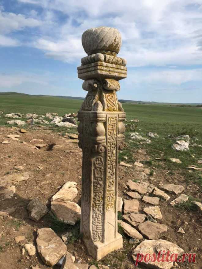 Ничего себе... поохотились... )
Место легенд. Наталья Саблина о поездке к урочищу Тузлукколь — Орен1 
Вот что пишет Гринэксп:
«Столбы украшены арабской вязью и окружены россыпью разноразмерных валунов! Вокруг некоторых столбов выложена каменная плитка, что даёт возможность думать, что столбы стояли в некоем помещении типа склепа, а плитка служила полом. Сами столбы выполнены из розового ракушечника, который не свойственен как ископаемое для тех мест! Да и родовая Тамга, вы...
