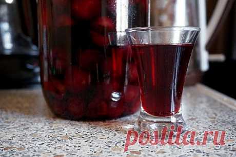 1 л ягод, 0,5 кг сахара и 0,7 л водки для самой вкусной в мире наливки из малины