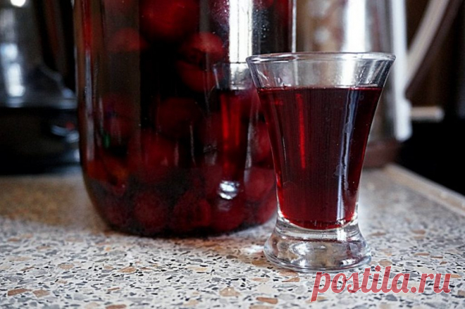 1 л ягод, 0,5 кг сахара и 0,7 л водки для самой вкусной в мире наливки из малины