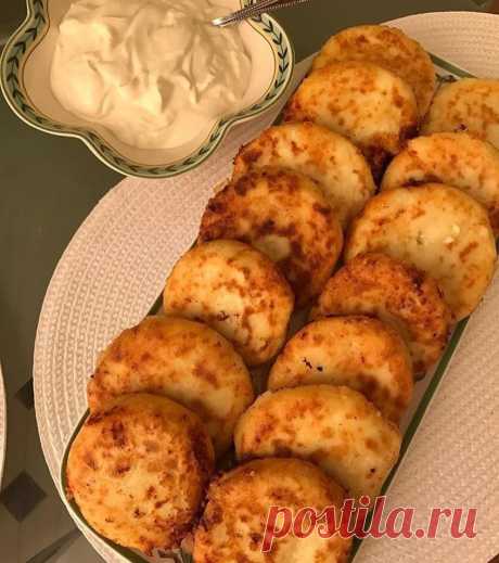 Самые вкусные нежные сырники 
Ингредиенты на 6-7 сырников: 
300 г творога 
2 яйца 
3 ст л сахара 
4 ст л муки 
щепотка соли 
Приготовление:
Творог размять, добавить яйца, перемешать. Всыпать соль, сахар. Затем муку. Сформировать сырники, обваливая в муке. 
Жарить на разогретом растительном масле. При желании в тесто можно добавить изюм, яблоки, ягоды.