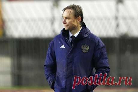 Карпин резко пошутил про российский футбол. Главный тренер сборной России по футболу Валерий Карпин резко пошутил про отечественный футбол. Он опубликовал фото с отдыха, где он запечатлен во время подводного плавания. Подписчики в комментариях стали шутить, что тренер ищет на дне российский футбол. «Он там, даже искать не надо», — ответил Карпин.