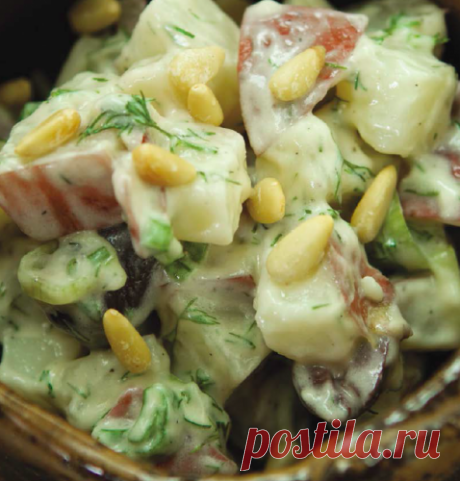 Картофельный салат с орехами, оливками и укропом