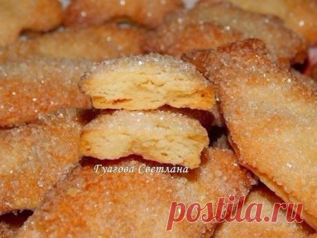 Хрустящее и вкусное печенье на пиве 

Ингредиенты: 
-Мука — 2 кружки (объемом 200 мл) 
-Маргарин — 1 пачка (200 г) 
-Пиво — 0,5 ст. 

Приготовление: 
1. Порубить маргарин с мукой ножом, в крошку, затем немного растереть руками и когда масса превратится в мелкую легкую крошку, влить пиво постепенно, может быть все и не потребуется, замесить тесто и убрать его в холодильник на 30 минут. 
2. Достать тесто, раскатать его в пласт шириной 3-4 мм и вырезать печенюшки формочками и...