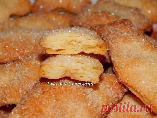 Хрустящее и вкусное печенье на пиве 

Ингредиенты: 
-Мука — 2 кружки (объемом 200 мл) 
-Маргарин — 1 пачка (200 г) 
-Пиво — 0,5 ст. 

Приготовление: 
1. Порубить маргарин с мукой ножом, в крошку, затем немного растереть руками и когда масса превратится в мелкую легкую крошку, влить пиво постепенно, может быть все и не потребуется, замесить тесто и убрать его в холодильник на 30 минут. 
2. Достать тесто, раскатать его в пласт шириной 3-4 мм и вырезать печенюшки формочками и...