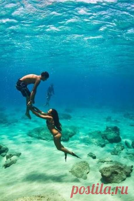 Если вас раздражает, когда близкий вам человек снова и снова заходит на один и тот же круг по граблям (а вы ему уже об этом говорили), отойдите подальше и не мешайте: пока он сам не заметит все тот же пейзаж, пока сам не захочет с него сойти, пока сам не приложит усилия для этого, все ваши разговоры об этом будут восприняты как высокомерная критика. 

Нужно иметь мужество, чтобы уважать путь другого, даже если он будет ходить по нему всю жизнь.