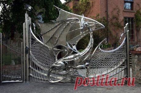 Необычные ворота на улице Дублина, Ирландия