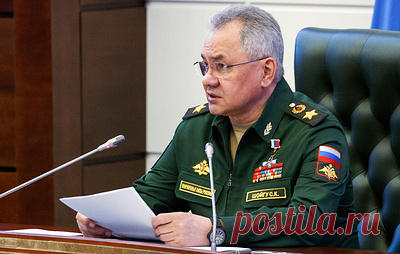 Шойгу утвердил перечень лиц, имеющих право задерживать проникших на объекты ВС РФ. В этот список вошли командир воинской части (корабля), начальник штаба, заместитель командира воинской части, начальник, офицеры службы защиты государственной тайны воинской част, военный комендант железнодорожного (водного) участка и станции (порта, аэропорта), дежурный по воинской части