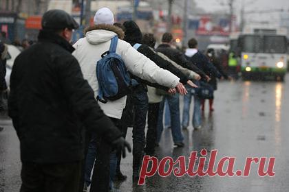 В российском городе появилось такси для антипрививочников. После того, как в Татарстане ввели обязательные QR-коды для поездок в общественном транспорте, в столице региона появилось такси для антипрививочников. Многие водители начали подбирать тех, кого не пустили в общественный транспорт без QR-кода. На улицах можно остановить машину с помощью условного знака.