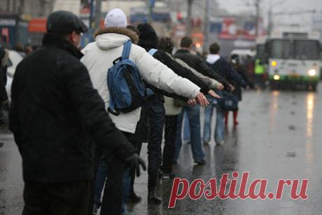 В российском городе появилось такси для антипрививочников. После того, как в Татарстане ввели обязательные QR-коды для поездок в общественном транспорте, в столице региона появилось такси для антипрививочников. Многие водители начали подбирать тех, кого не пустили в общественный транспорт без QR-кода. На улицах можно остановить машину с помощью условного знака.