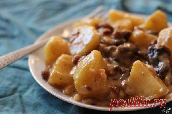 Картофельный цимес. Цимес картофельный - блюдо, признаться честно, очень необычное. Сочетание ингредиентов, типа чернослива, изюма и картофеля кажется внезапным и даже нелепым. Однако... вкусно!