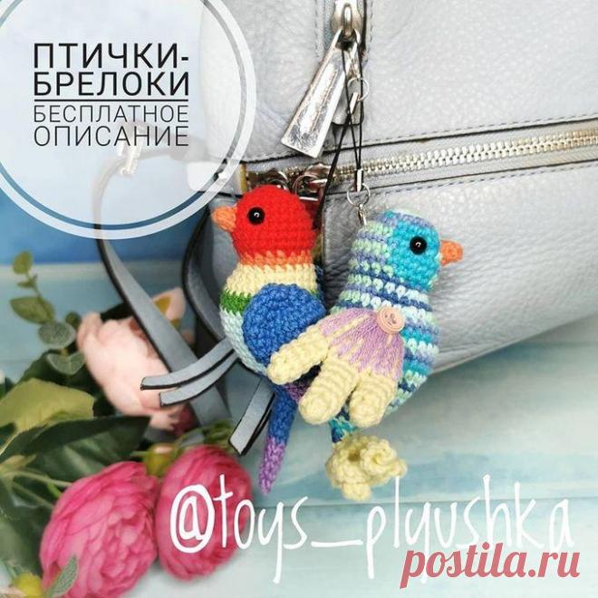 Брелок Попугайчик крючком. Амигуруми схемы и описания. Автор: @toys_plyushka | IRINELY.ART