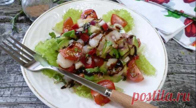 САЛАТНЫЙ ДЕНЬ. Овощной салат с креветками и авокадо 
Легкий, вкусный и питательный салат очень подходящий для женской компании.
ИНГРЕДИЕНТЫ


креветки 20 г
авокадо 1 шт.
сладкий перец 0.5 шт.
сельдерей 1 черешок
красный лук 0,5 шт.
черри 5 шт.
оливково…