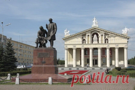 НИЖНИЙ ТАГИЛ...ПАМЯТНИК ЧЕРЕПАНОВЫМ У ДРАМТЕАТРА