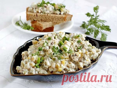 Шпротный салат-намазка | Быстро, Просто, Вкусно Пульс Mail.ru Универсальный рыбный салат со шпротами, маринованными огурцами и кукурузой, заправленный майонезом. Можно подать как намазку на хлеб.
