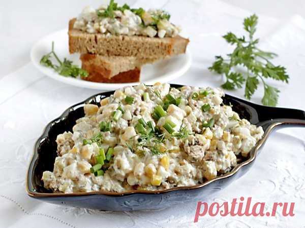 Шпротный салат-намазка | Быстро, Просто, Вкусно Пульс Mail.ru Универсальный рыбный салат со шпротами, маринованными огурцами и кукурузой, заправленный майонезом. Можно подать как намазку на хлеб.