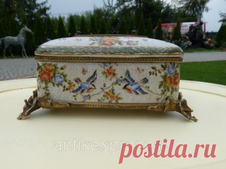 Старинная большая шкатулка