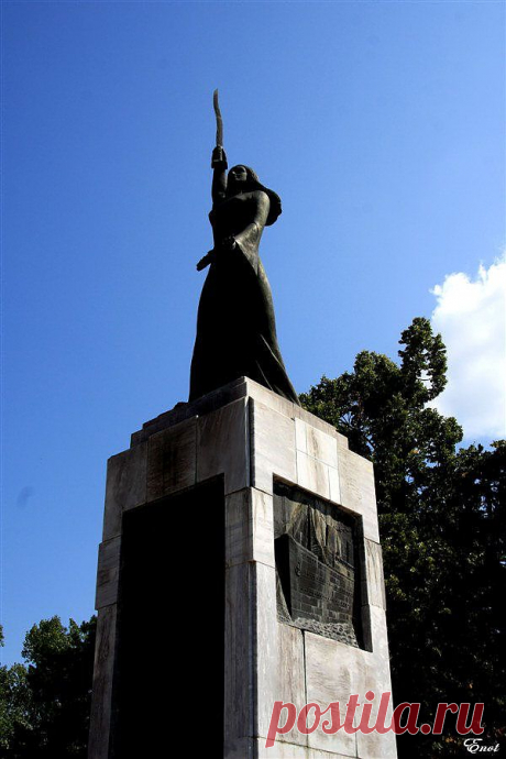 Lovcenska vila-monument
