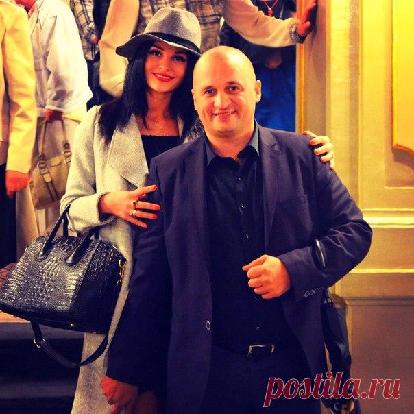 Мантры от Андрея Дуйко на все случаи жизни 1Против нечистой силы ОМ АХ ХУМ ВАДЖРА ГУРУ ПАДМЕ СИДХИ ХУМ
2Против ада живого происхожденияАУМ ДУГМО Э ХРИМ ХРИМ У ХРИМ ХРИМ СОД ОМ СА ХРИМ ХРИМ СОХА
4. Против опьянения ДАДИ ЯТА ХУМ ДИЙ ХУМ СОХА 5. Против молний НИ НА ГО ХАЗА МУНДИ А 6. Против ожога АУМ САСА МАМА СОД Медную копейку прикладывай. 7. Против укуса собаки АУМ АТИ МИ ТОМЕ ТИМИ НИ СОХАПить чернила. 8. Для прояснения сознанияАУМ МАМА ЗА ДРИ ДРИ СОХА 9. При тяжбе АУМ БУР...