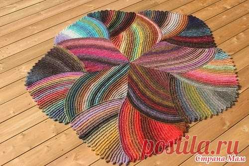 Коврик-пледик На примере коврика с жёлтой звездой - начать со светло-жёлтого треугольника: набрать петель 5, вязать платочной вязкой, в КАЖДОМ ряду, перед первой и последней петлёй прибавлять по одной петле.