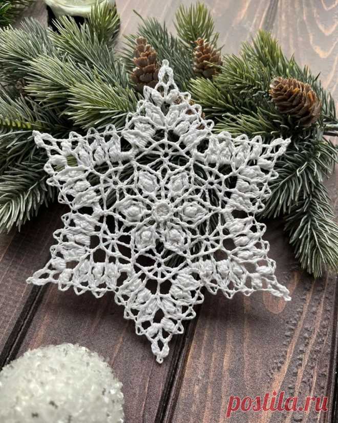 Красивые снежинки Красивые снежинкиАвтор: fotina_knittingОт автора:На первых четырех фото и видео снежинка «Вера» , моего любимого мастера-дизайнера Валентины Онищенко @onishchenko291 , на следующих фотках милая, утонченная снежинка Светланы @s.lana.knits .
Диаметр первой снежинки -...