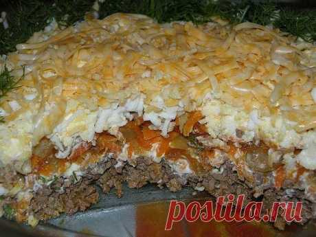 САЛАТ С КУРИНОЙ ПЕЧЕНЬЮ 
ИНГРЕДИЕНТЫ:
● 300-400гр.куриной печени,
● 2-3 соленых огурчика,
● 2 крупных луковицы,
● 2 крупных моркови,
● 3 яйца,
● 50гр.сыра,
● укроп,
● 2-3 зубчика чеснока,
● майонез.
ПРИГОТОВЛЕНИЕ:
1 слой - отварная печень (на крупной терке),
2 слой-огурчики на крупной терке,
3 слой-морковь (на крупной терке), обжаренная с луком, посыпать слой чесноком(через пресс),
4слой -яйца (на крупной терке),
5 слой - посыпать сыром и по кругу -зеленью.
Между слоями сд...