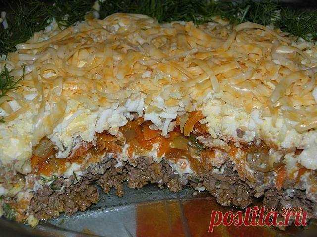 САЛАТ С КУРИНОЙ ПЕЧЕНЬЮ 
ИНГРЕДИЕНТЫ:
● 300-400гр.куриной печени,
● 2-3 соленых огурчика,
● 2 крупных луковицы,
● 2 крупных моркови,
● 3 яйца,
● 50гр.сыра,
● укроп,
● 2-3 зубчика чеснока,
● майонез.
ПРИГОТОВЛЕНИЕ:
1 слой - отварная печень (на крупной терке),
2 слой-огурчики на крупной терке,
3 слой-морковь (на крупной терке), обжаренная с луком, посыпать слой чесноком(через пресс),
4слой -яйца (на крупной терке),
5 слой - посыпать сыром и по кругу -зеленью.
Между слоями сд...