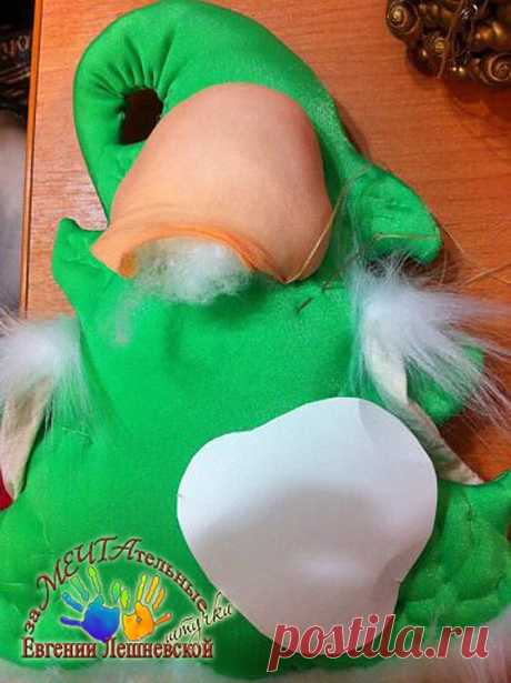 картонку оборачиваем синтепоном..добавляя объем для щечек и носика, пришиваем по краю к самой елочке, оставляя подбородок не пришитым! Через него...мы достаем картонк...и придаем нужный объем личику