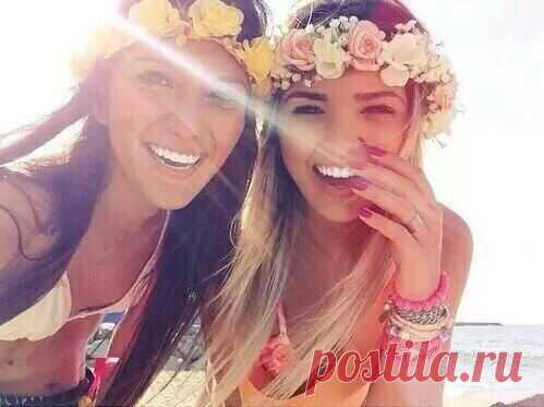 Мне совершенно не важно, что думают обо мне люди,кроме тех кого люблю. Все мои поступки -  будь они плохие или хорошие, обдуманные или спонтанные -  и есть моя жизнь. Я рискую, прощаю, люблю, ненавижу, радуюсь, огорчаюсь, иногда забегаю вперед, иногда боюсь и не решаюсь… Жизнь дана мне 1 раз. И я живу так как велит мне сердце и разум. И только Бог может судить меня… / Логика моды