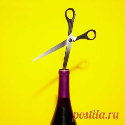 Методы откупоривания бутылки вина без штопора Когда захотелось выпить бутылочку вина, а штопора вдруг не оказалось под рукой. Казалось бы, придется идти за этим инструментом. Но не стоит спешить, ведь существует масса способов, которыми можно откупорить бутылочку вина.