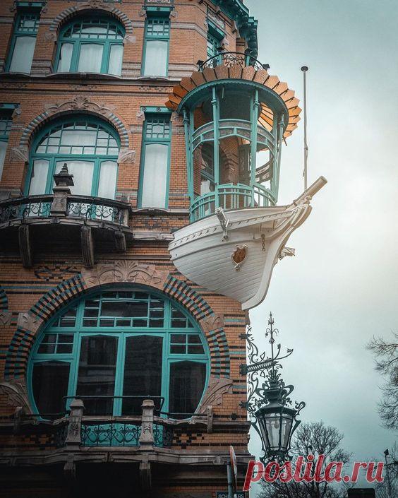 17 снимков, в которые трудно поверить, однако придется – это реальность, а не фотошоп - Тролльно   Дом в бельгийском Антверпене называется “Маленькая лодка”. Вот это настоящий стиль модерн!
