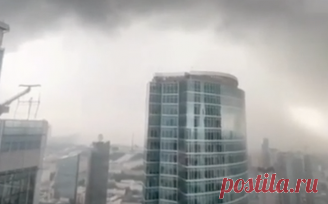 Надвигающаяся на Москву гроза попала на видео. В соцсетях появились кадры огромной дождевой тучи, закрывшей небо над центральными районами Москвы.