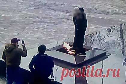 На Ставрополье трое россиян осквернили Вечный огонь и попали на видео. В Невинномысске молодые люди осквернили Вечный огонь на территории мемориала у обелиска «Вечная Слава» и попали на видео. На видеозаписи видно, как трое молодых людей опускают ноги в Вечный огонь, а четвертый снимает их на мобильный телефон. Один из фигурантов задержан и арестован. Двое других объявлены в розыск.