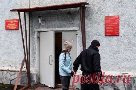 В ЗВО опровергли рассылку СМС-уведомлений о явке в военкомат в Петербурге. Западный военный округ (ЗВО) опроверг данные об СМС-уведомлениях, которые якобы посылали жителям Санкт-Петербурга для того, чтобы те являлись в военкоматы. Об этом сообщает ТАСС со ссылкой на пресс-службу ЗВО. «Такой команды не давалось. Эта система еще не доведена до окончательного решения», — пояснили в пресс-службе.